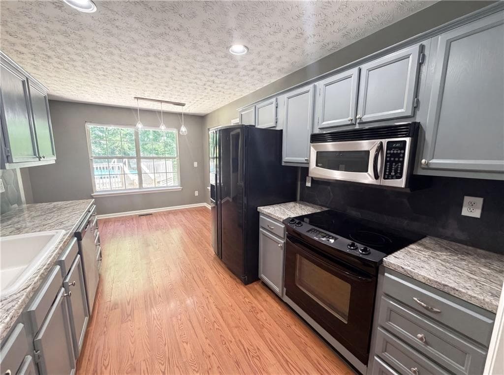 3 bedroom, 2 bathroom, 2,532 sq ft single family residence under contract at 4150 Jonathan Lane, Cumming, GA 30040 — photo 2