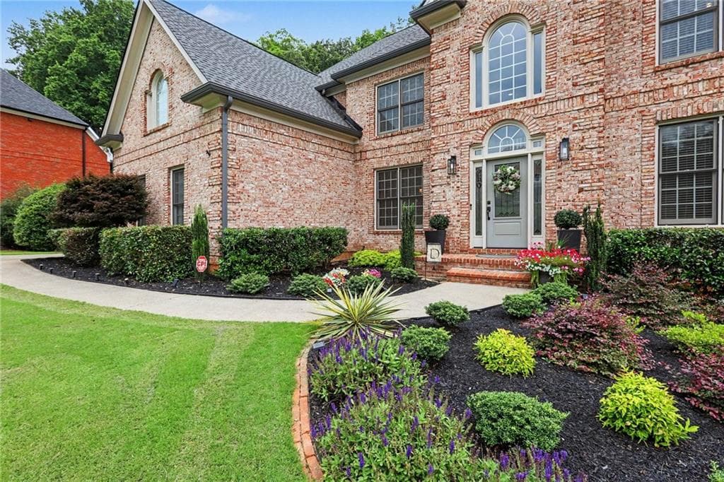 6 bedroom, 5 bathroom, 4,791 sq ft single family residence under contract at 4041 Hickory Fairway Drive, Woodstock, GA 30188 — photo 3