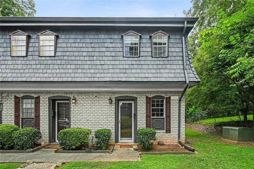 2 bedroom, 2 bathroom, 1,021 sq ft condominium sold at 301 Stonecliff Court, Stone Mountain, GA 30083