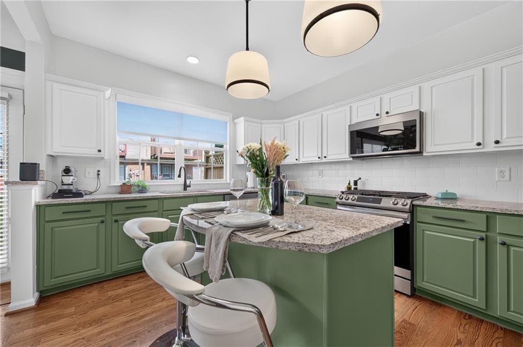 3 bedroom, 4 bathroom, 2,208 sq ft townhouse under contract at 4934 Payson Way 23, Atlanta, GA 30339 — photo 2