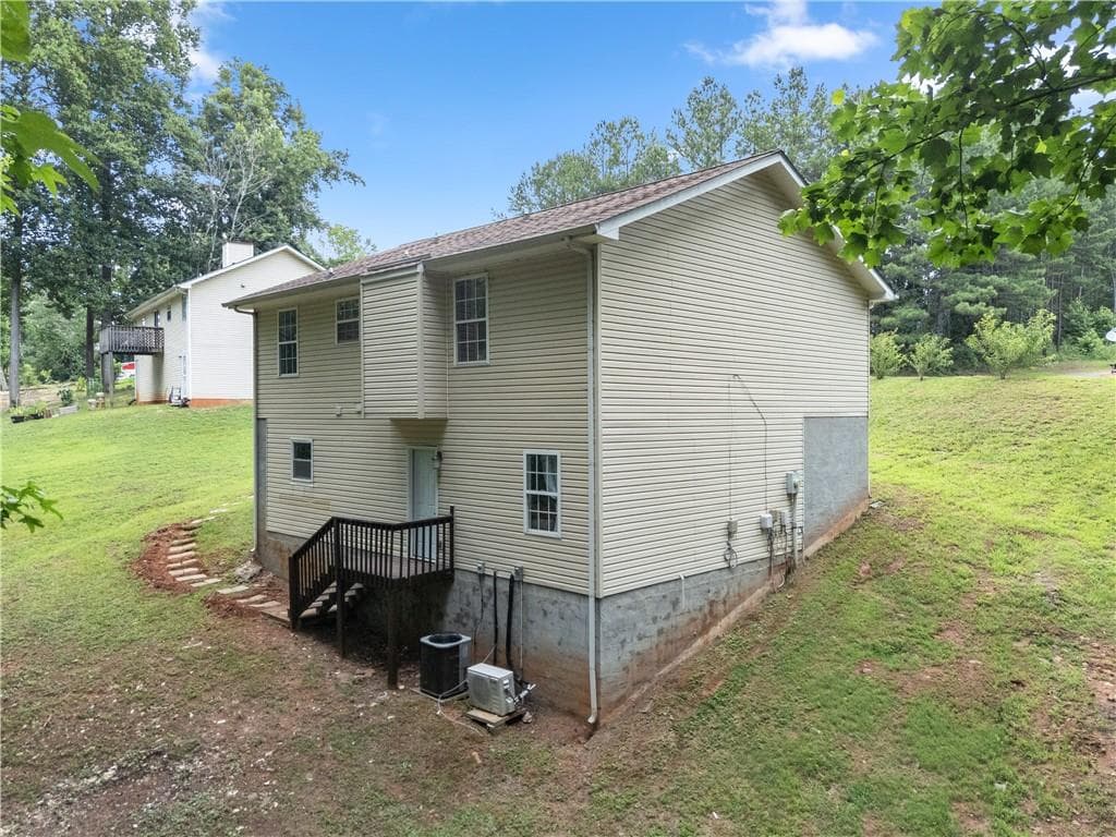 5 bedroom, 4 bathroom, 2,168 sq ft single family residence for sale at 3030 Meadowridge Drive, Gainesville, GA 30507 — photo 4