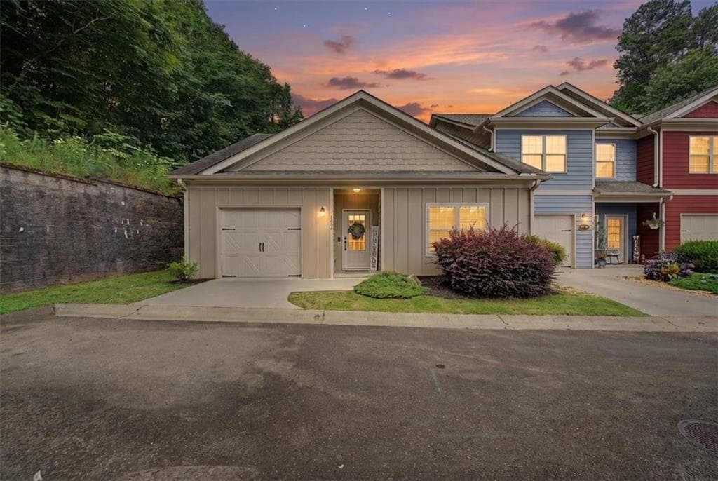 3 bedroom, 2 bathroom, 1,352 sq ft townhouse for sale at 182 Towne Villas Drive, Jasper, GA 30143