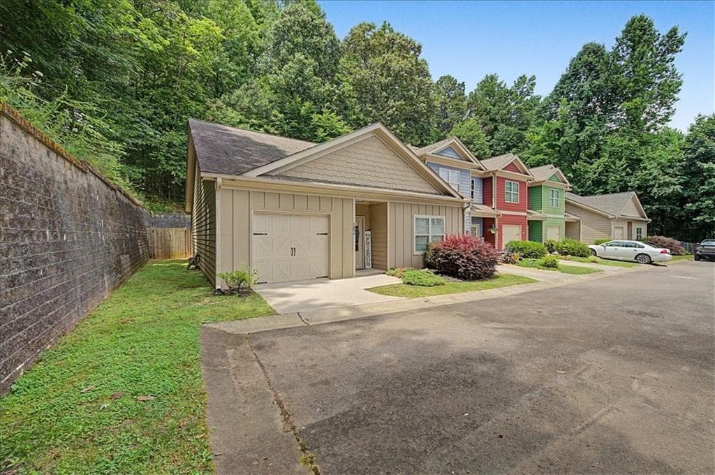 3 bedroom, 2 bathroom, 1,352 sq ft townhouse for sale at 182 Towne Villas Drive, Jasper, GA 30143 — photo 2
