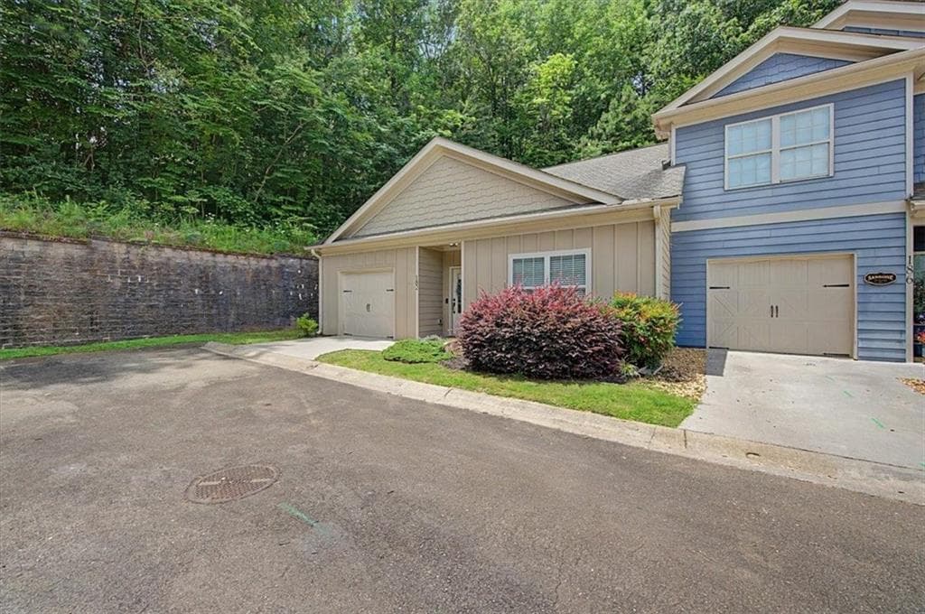 3 bedroom, 2 bathroom, 1,352 sq ft townhouse for sale at 182 Towne Villas Drive, Jasper, GA 30143 — photo 3