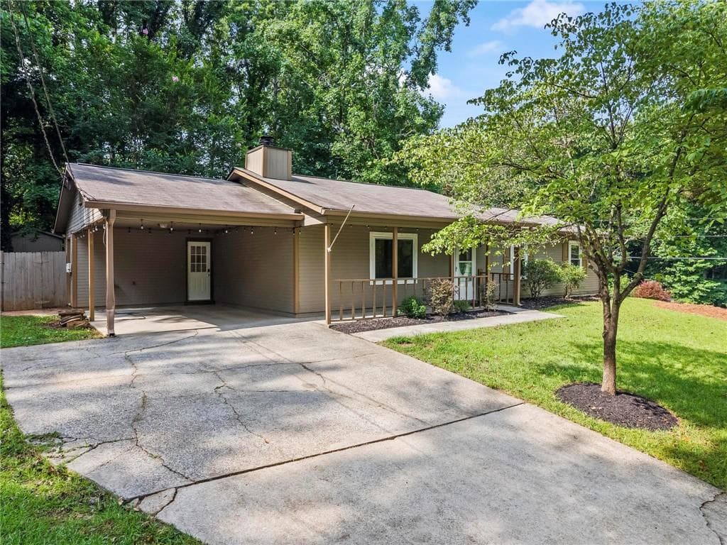 3 bedroom, 2 bathroom, 1,290 sq ft single family residence sold at 1833 Silver Leaf Drive, Marietta, GA 30008