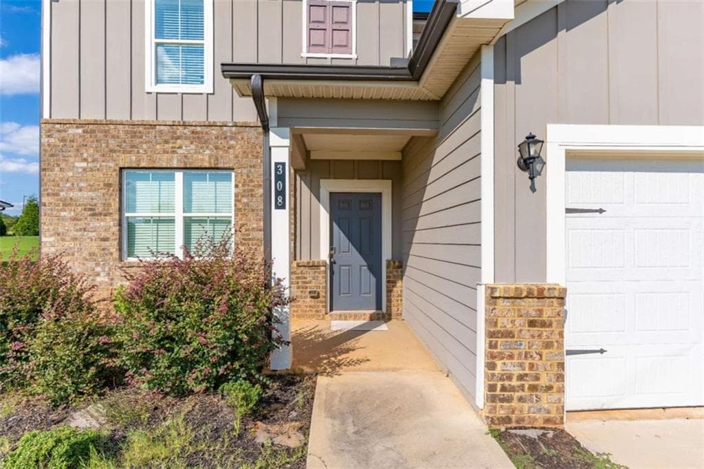 4 bedroom, 3 bathroom, 2,468 sq ft single family residence under contract at 308 Jade Laurel Lane, Locust Grove, GA 30248 — photo 2