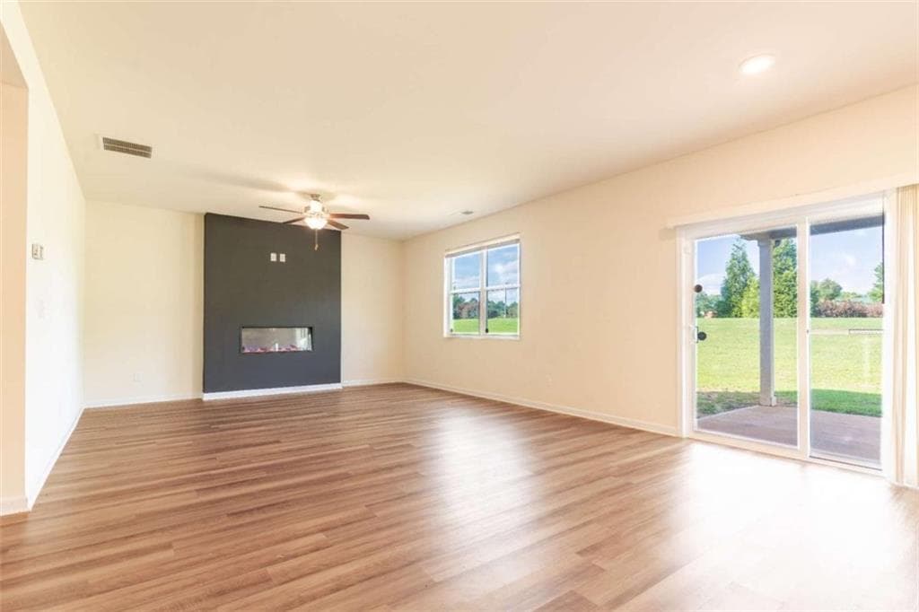 4 bedroom, 3 bathroom, 2,468 sq ft single family residence under contract at 308 Jade Laurel Lane, Locust Grove, GA 30248 — photo 3
