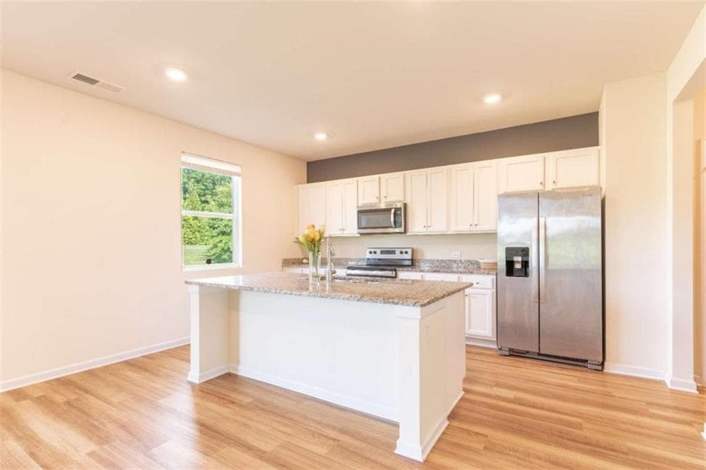 4 bedroom, 3 bathroom, 2,468 sq ft single family residence under contract at 308 Jade Laurel Lane, Locust Grove, GA 30248 — photo 5