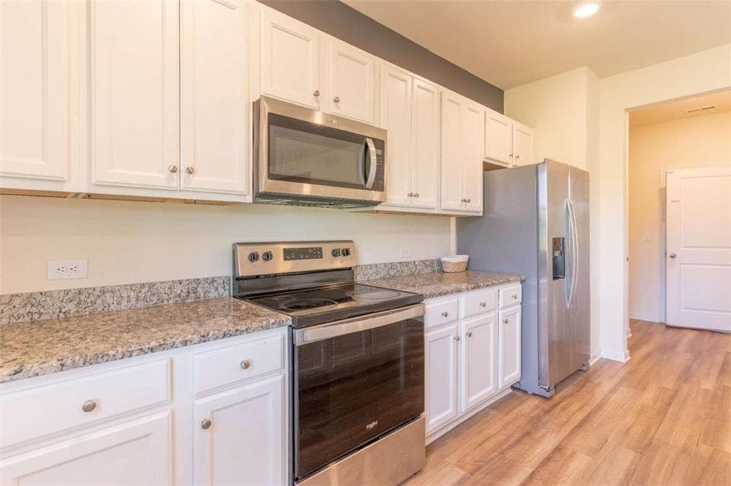 4 bedroom, 3 bathroom, 2,468 sq ft single family residence under contract at 308 Jade Laurel Lane, Locust Grove, GA 30248 — photo 9
