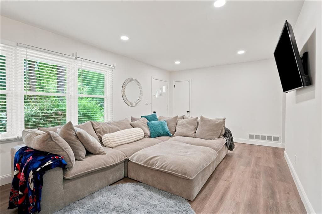 3 bedroom, 1 bathroom, 1,130 sq ft single family residence for sale at 581 Meadowbrook Drive, Marietta, GA 30067 — photo 4