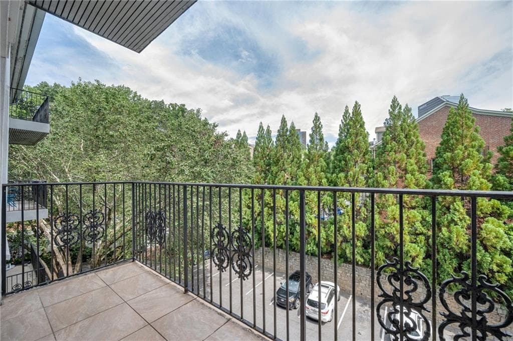 2 bedroom, 2 bathroom, 1,335 sq ft condominium for sale at 3203 Lenox Road 28, Atlanta, GA 30324 — photo 6