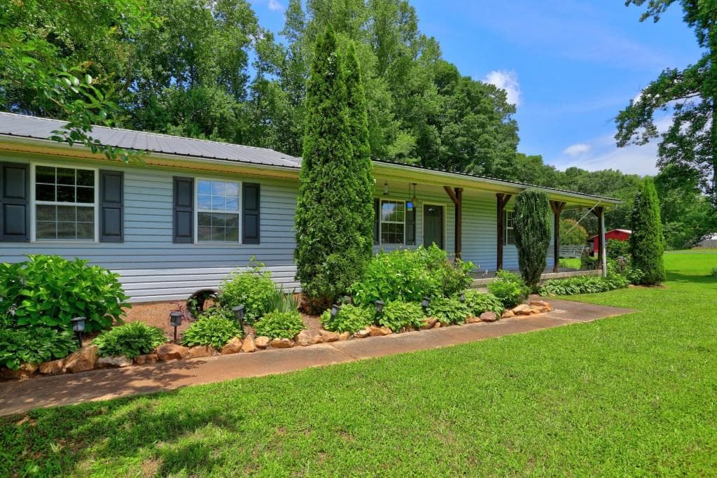 2 bedroom, 2 bathroom, 1,289 sq ft single family residence sold at 742 Highway 101, Temple, GA 30179