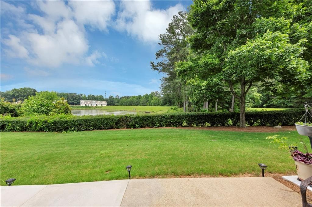 3 bedroom, 3 bathroom, 1,696 sq ft townhouse for sale at 1936 Lakeshore Overlook Circle, Kennesaw, GA 30152 — photo 6