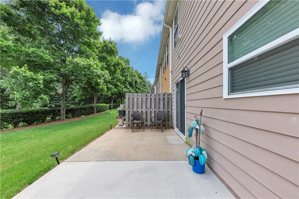 3 bedroom, 3 bathroom, 1,696 sq ft townhouse for sale at 1936 Lakeshore Overlook Circle, Kennesaw, GA 30152 — photo 5