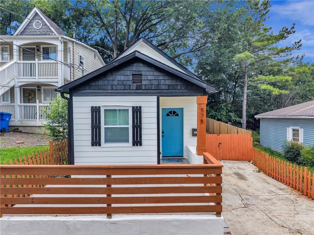 2 bedroom, 2 bathroom, 900 sq ft single family residence for rent at 575 Martin Street, Atlanta, GA 30312 for $2,250 a month — photo 2