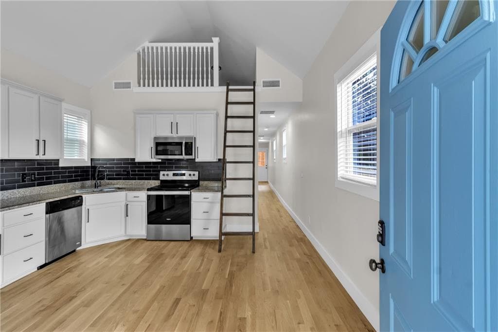 2 bedroom, 2 bathroom, 900 sq ft single family residence for rent at 575 Martin Street, Atlanta, GA 30312 for $2,250 a month — photo 4