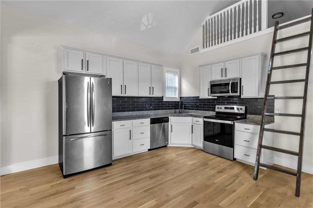 2 bedroom, 2 bathroom, 900 sq ft single family residence for rent at 575 Martin Street, Atlanta, GA 30312 for $2,250 a month — photo 5
