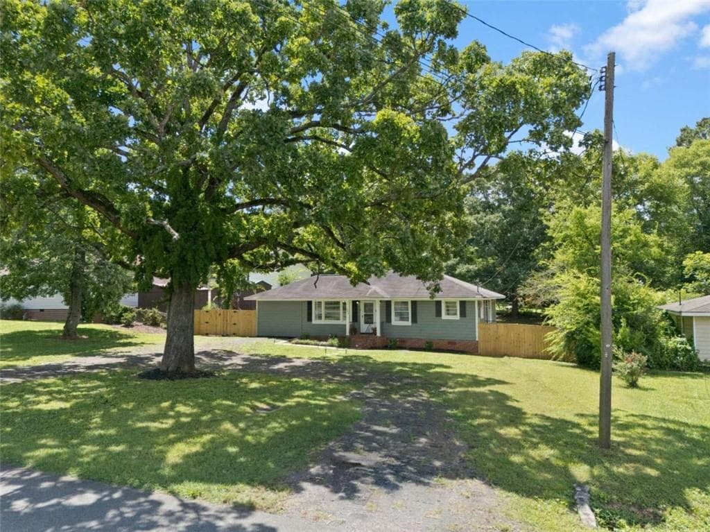 3 bedroom, 1 bathroom, 1,656 sq ft single family residence under contract at 1306 Calhoun Avenue, Rome, GA 30161 — photo 2