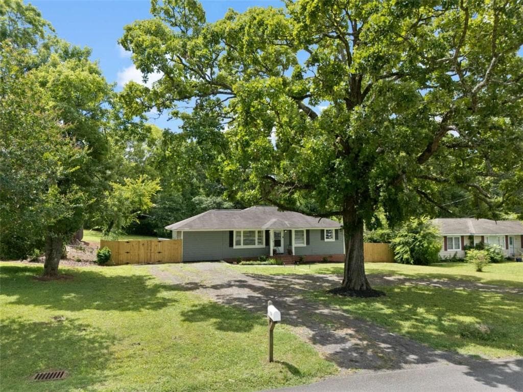 3 bedroom, 1 bathroom, 1,656 sq ft single family residence under contract at 1306 Calhoun Avenue, Rome, GA 30161 — photo 6