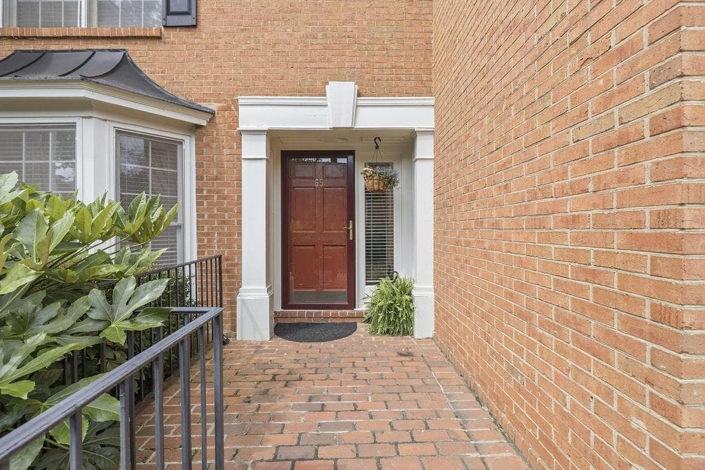 2 bedroom, 3 bathroom, 1,480 sq ft townhouse under contract at 65 Mount Vernon Circle, Sandy Springs, GA 30338 — photo 2