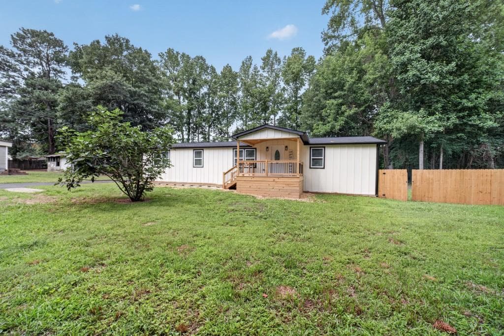 3 bedroom, 2 bathroom, 1,600 sq ft single family residence under contract at 3955 Pecan Street, Loganville, GA 30052