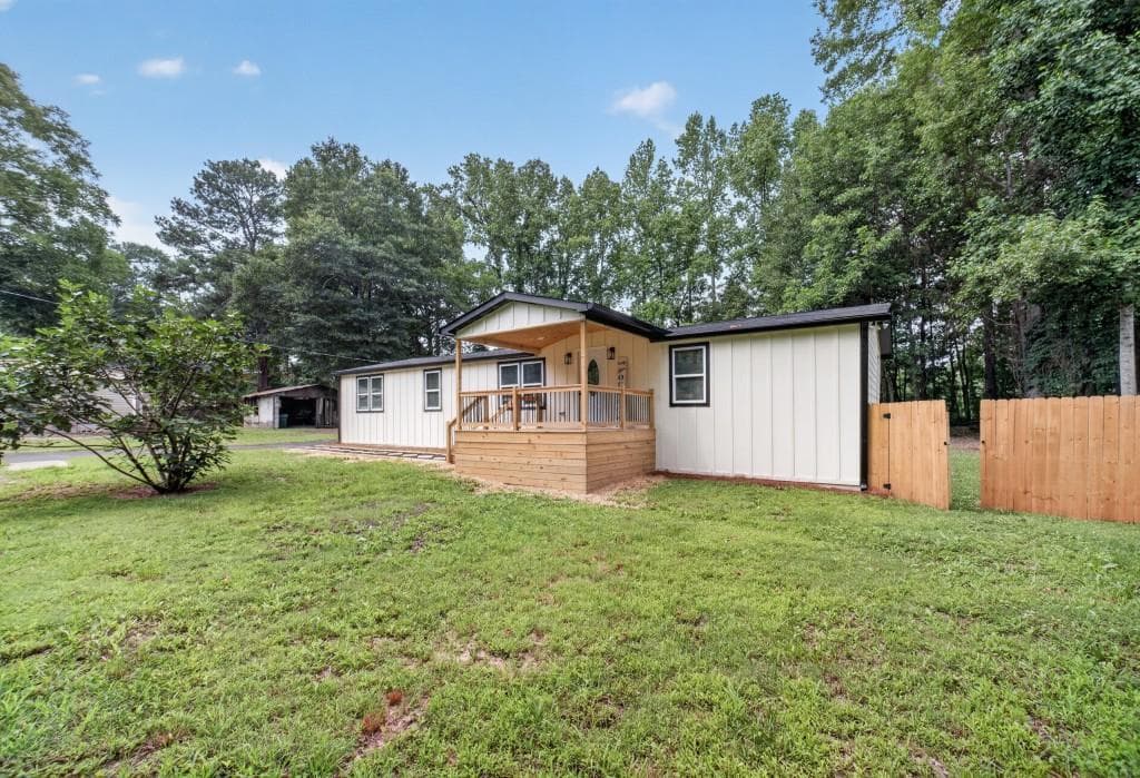 3 bedroom, 2 bathroom, 1,600 sq ft single family residence under contract at 3955 Pecan Street, Loganville, GA 30052 — photo 2