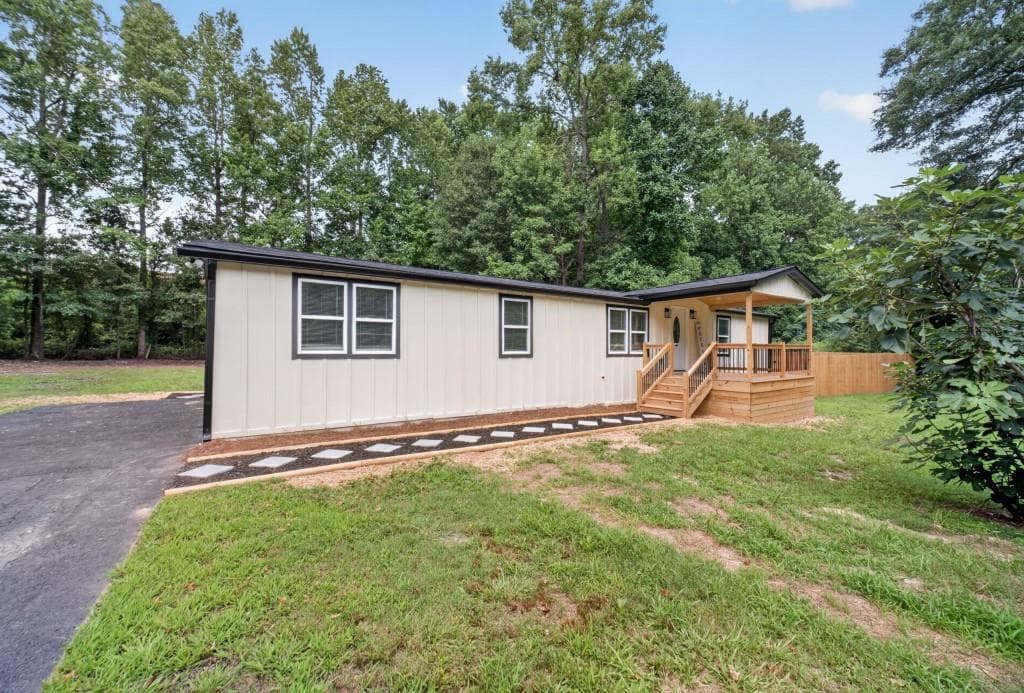 3 bedroom, 2 bathroom, 1,600 sq ft single family residence under contract at 3955 Pecan Street, Loganville, GA 30052 — photo 3