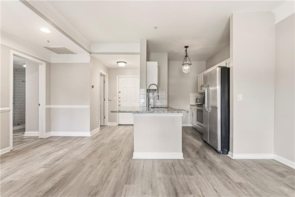 1 bedroom, 1 bathroom, 748 sq ft condominium for rent at 2700 Pine Tree Road 2303, Atlanta, GA 30324 for $1,700 a month — photo 4