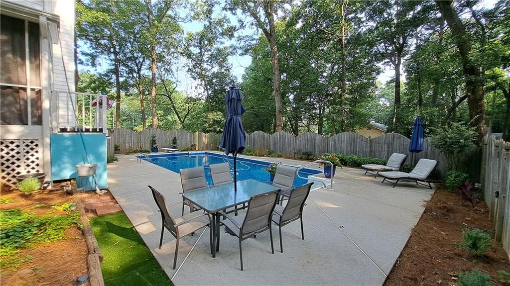 3 bedroom, 4 bathroom, 2,134 sq ft single family residence for sale at 110 Acorn Drive, Mcdonough, GA 30253 — photo 2