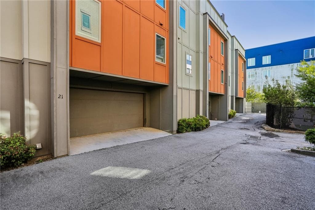 4 bedroom, 3 bathroom, 2,004 sq ft townhouse for rent at 21 Skyline Way, Atlanta, GA 30307 for $3,800 a month — photo 3