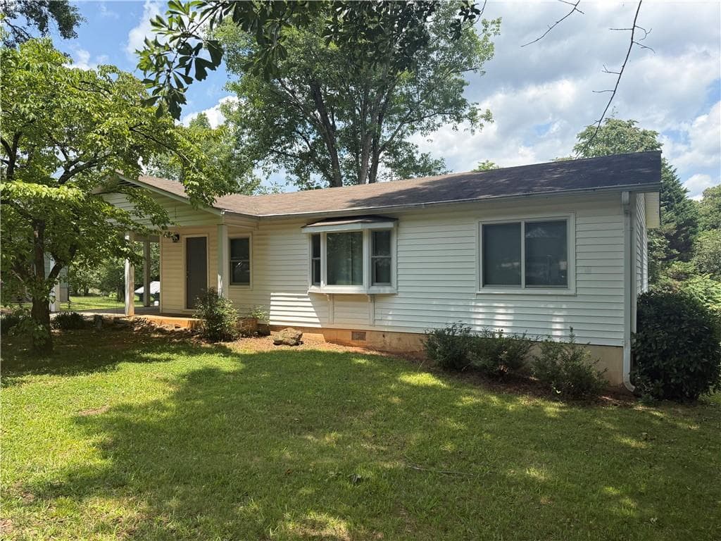 3 bedroom, 1 bathroom, 1,032 sq ft single family residence for rent at 130 Goldust Avenue, Clarkesville, GA 30523 for $1,600 a month