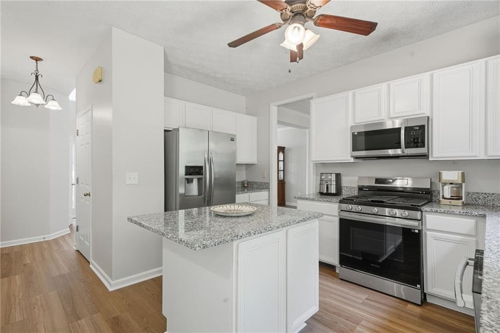 4 bedroom, 3 bathroom, 2,164 sq ft single family residence for sale at 352 Park Creek Ridge, Woodstock, GA 30188 — photo 4