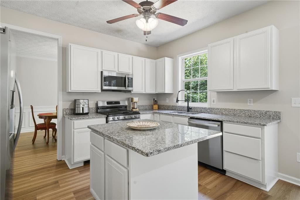 4 bedroom, 3 bathroom, 2,164 sq ft single family residence for sale at 352 Park Creek Ridge, Woodstock, GA 30188 — photo 5