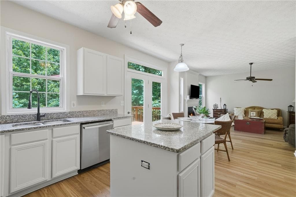 4 bedroom, 3 bathroom, 2,164 sq ft single family residence for sale at 352 Park Creek Ridge, Woodstock, GA 30188 — photo 3