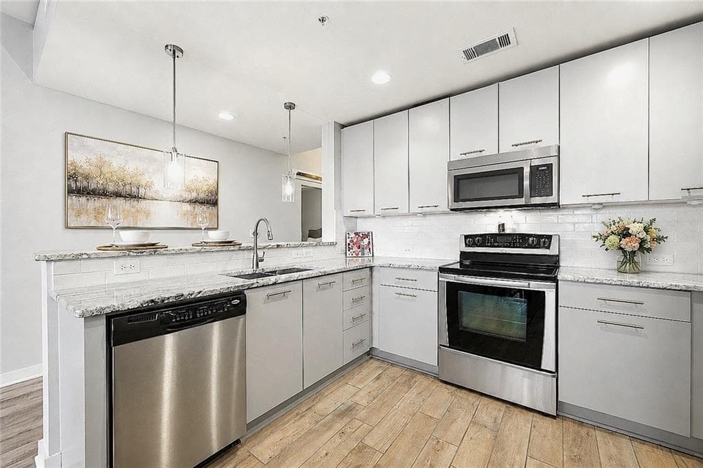 2 bedroom, 2 bathroom, 1,495 sq ft condominium under contract at 3300 Windy Ridge Parkway 1112, Atlanta, GA 30339 — photo 6
