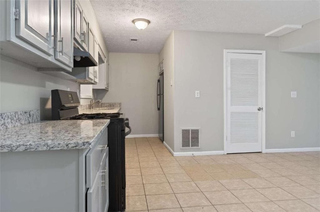 3,136 sq ft single family residence under contract at 2595 Fieldstone View Lane, Conyers, GA 30013 — photo 3