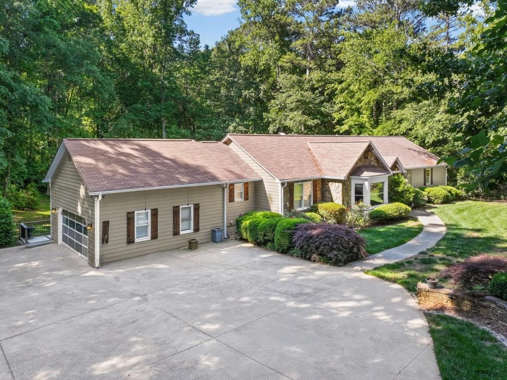4 bedroom, 4 bathroom, 5,126 sq ft single family residence for sale at 1530 Woodstock Road, Roswell, GA 30075 — photo 2