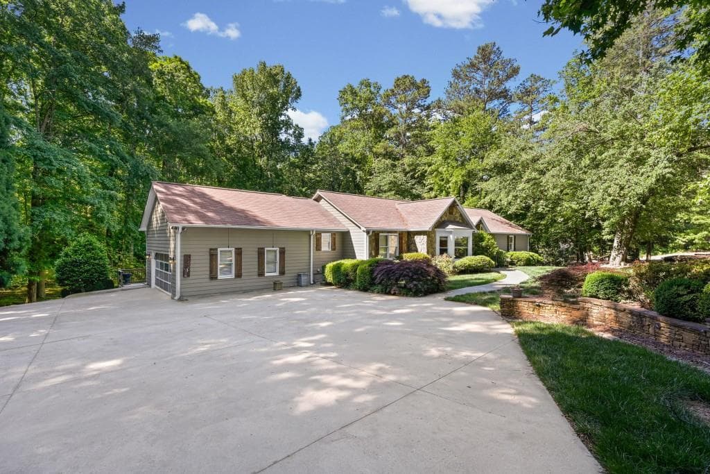 4 bedroom, 4 bathroom, 5,126 sq ft single family residence for sale at 1530 Woodstock Road, Roswell, GA 30075 — photo 3
