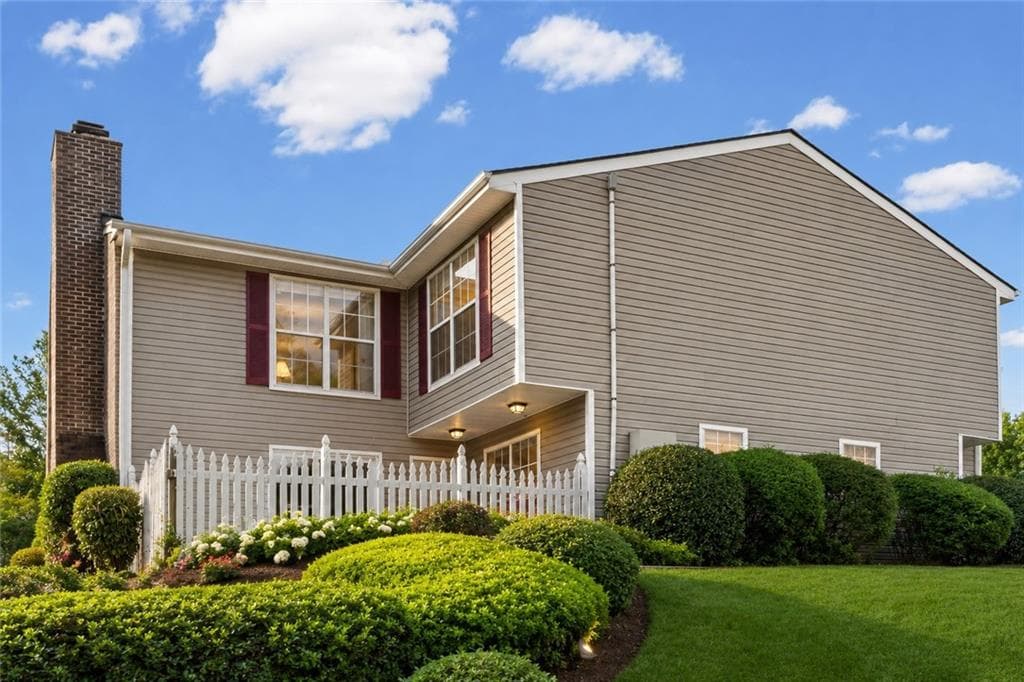 2 bedroom, 2 bathroom, 1,170 sq ft condominium for sale at 549 Summit Lane, Marietta, GA 30008 — photo 1 of 33