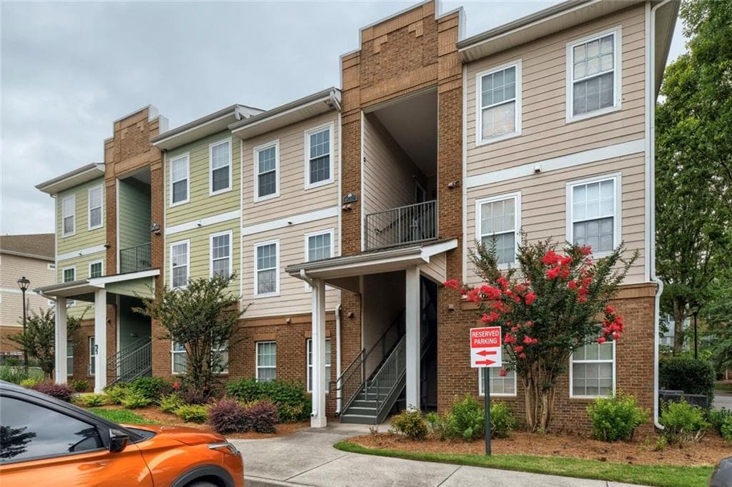 1 bedroom, 1 bathroom, 880 sq ft condominium for sale at 1752 Pryor Road 311, Atlanta, GA 30315 — photo 2