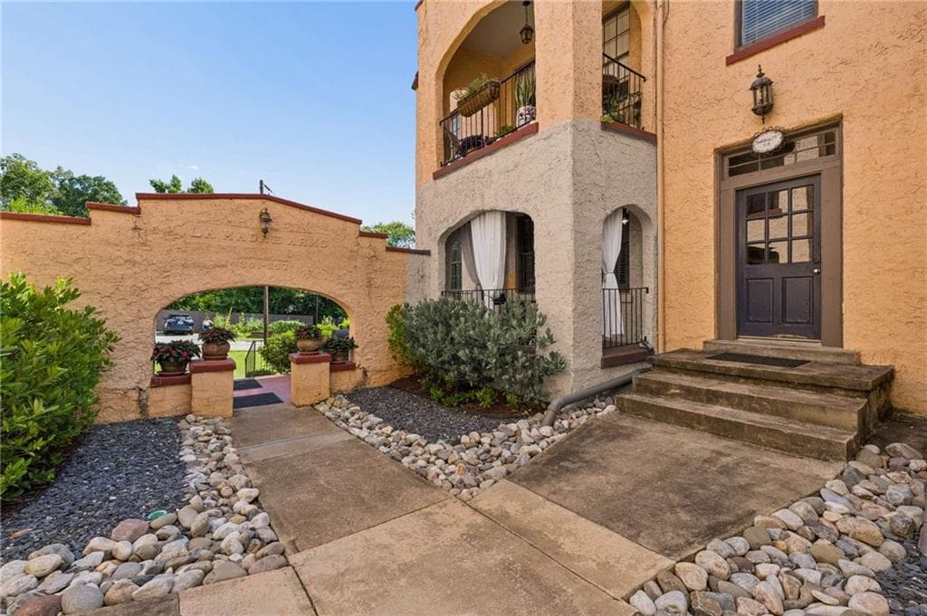 2 bedroom, 1 bathroom, 736 sq ft condominium for sale at 297 Atlanta Avenue 7, Atlanta, GA 30315 — photo 3