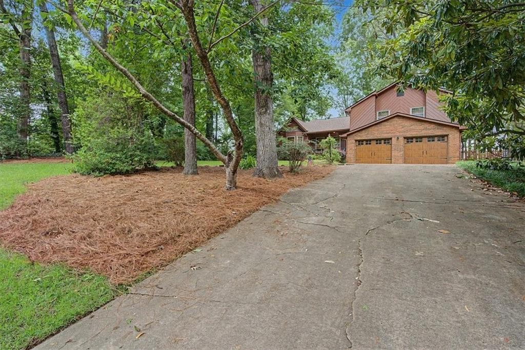 3 bedroom, 2 bathroom, 1,607 sq ft single family residence for sale at 382 Indian Lake Court, Hiram, GA 30141 — photo 2