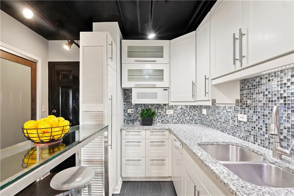 1 bedroom, 1 bathroom, 723 sq ft condominium sold at 1501 Clairmont Road 1114, Decatur, GA 30033