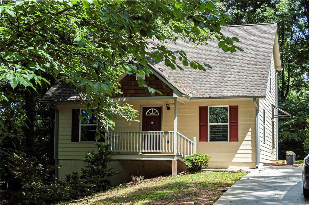 3 bedroom, 2 bathroom, 1,287 sq ft single family residence for sale at 8454 Hightower Trail, Snellville, GA 30039 — photo 1 of 28