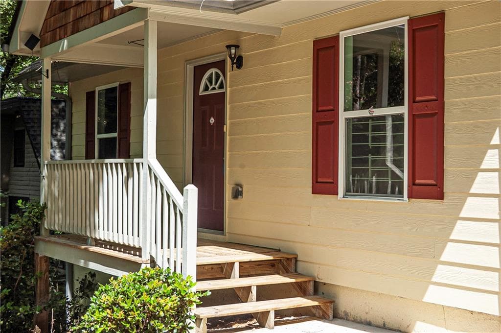 3 bedroom, 2 bathroom, 1,287 sq ft single family residence for sale at 8454 Hightower Trail, Snellville, GA 30039 — photo 2
