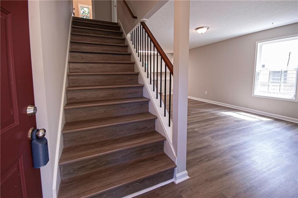 3 bedroom, 2 bathroom, 1,287 sq ft single family residence for sale at 8454 Hightower Trail, Snellville, GA 30039 — photo 3