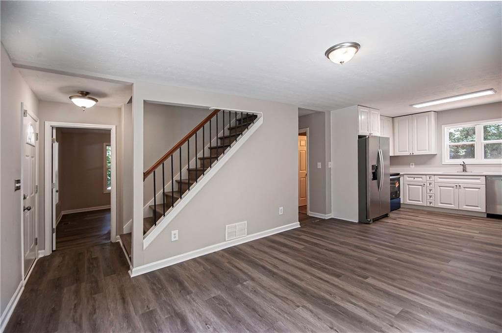 3 bedroom, 2 bathroom, 1,287 sq ft single family residence for sale at 8454 Hightower Trail, Snellville, GA 30039 — photo 5