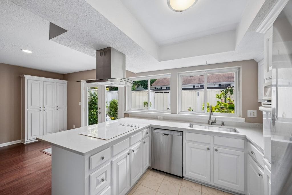 2 bedroom, 3 bathroom, 1,474 sq ft condominium sold at 7156 Stonington Drive, Atlanta, GA 30328