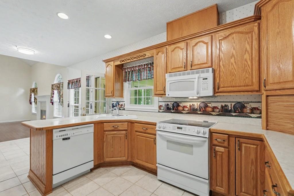 7 bedroom, 4 bathroom, 2,936 sq ft single family residence under contract at 5008 CHAPEL LAKE Circle, Douglasville, GA 30135 — photo 7