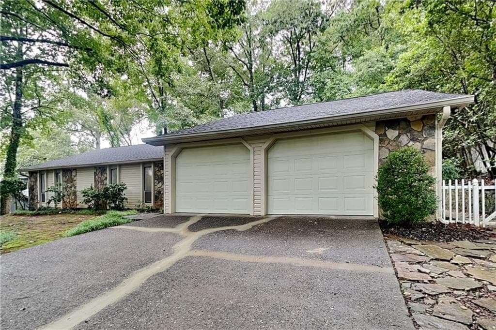 3 bedroom, 2 bathroom, 2,023 sq ft single family residence for rent at 1110 Lake Drive, Roswell, GA 30075 for $3,300 a month — photo 1 of 21